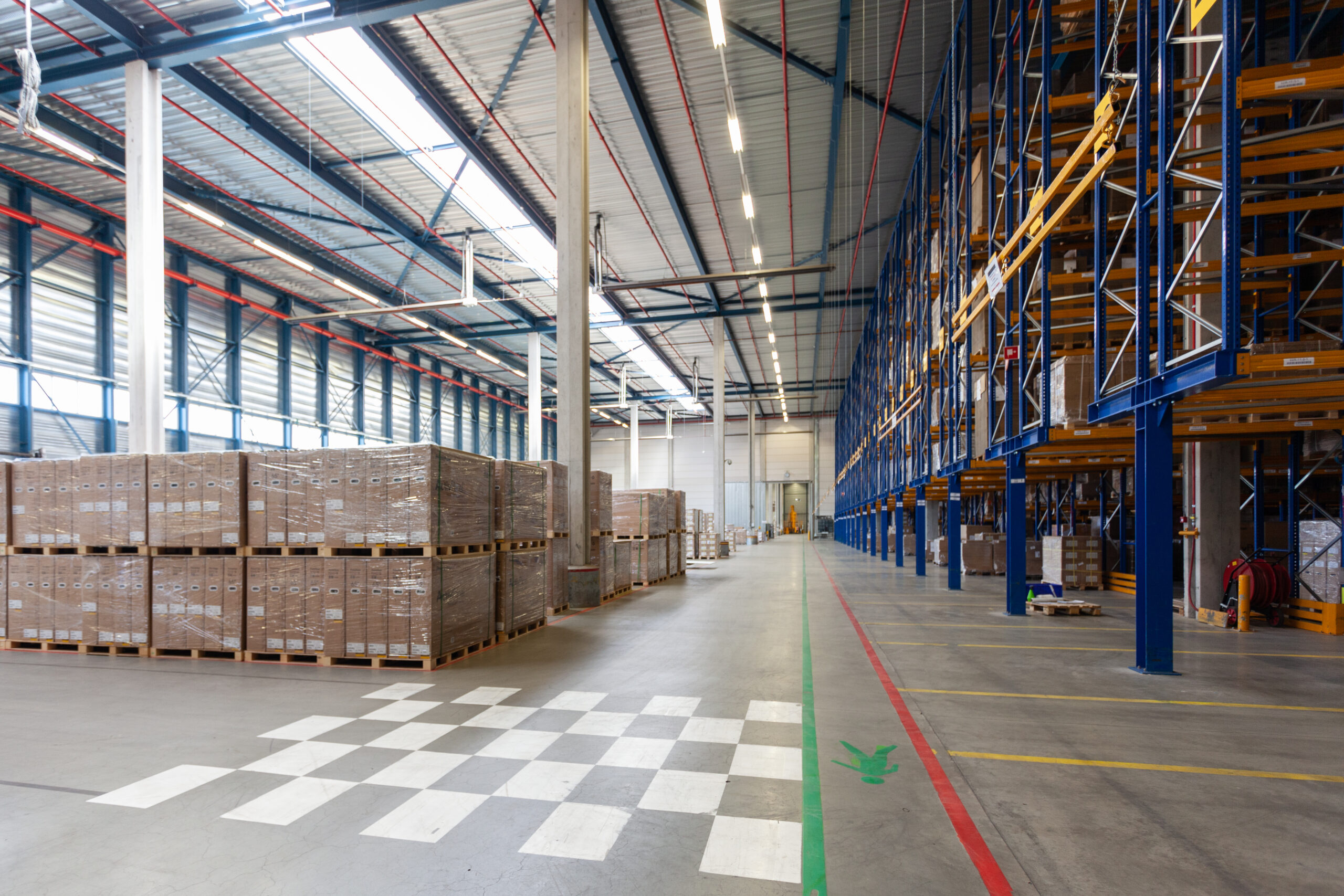 picture of an organized warehouse where complete and good warehouse management can be seen